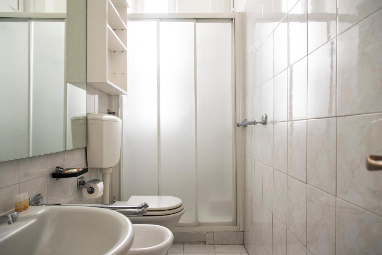 Peaceful Court Apartment In Shopping District Milan Bagian luar foto